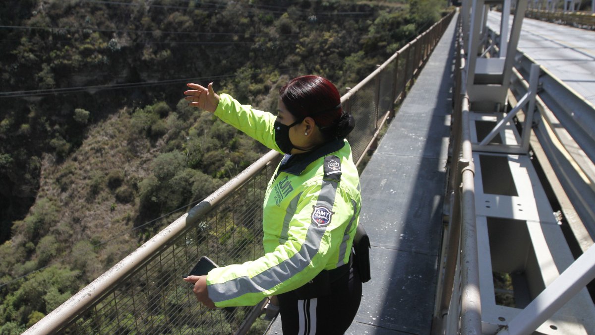 Desde que inició la pandemia, Pichincha registró 112 suicidios e intentos de suicidio, al menos una docena en puentes de Quito.