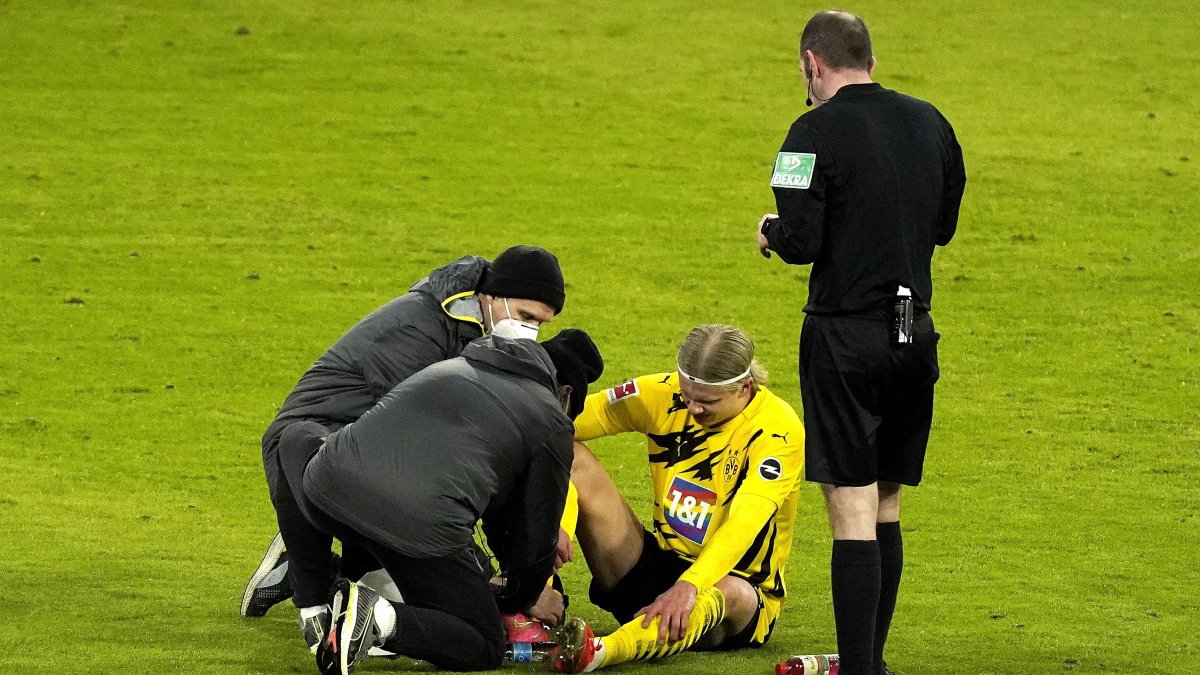Erling Haaland, delantero del Borussia Dortmund, es atendido por los médicos de su club.