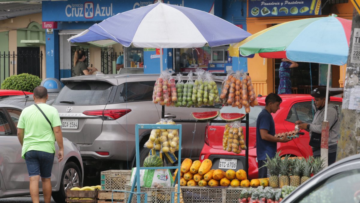 Los parqueaderos están ocupados por vendedores de frutas y legumbres. A las personas con dificultades para caminar, les resulta imposible transitar.