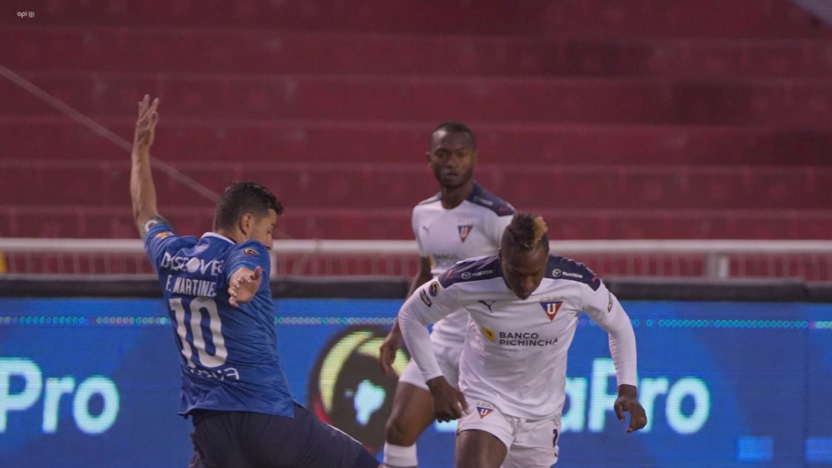 Jhojan Julio (d) fue una de las figuras en Liga de Quito en la victoria en Casa Blanca.