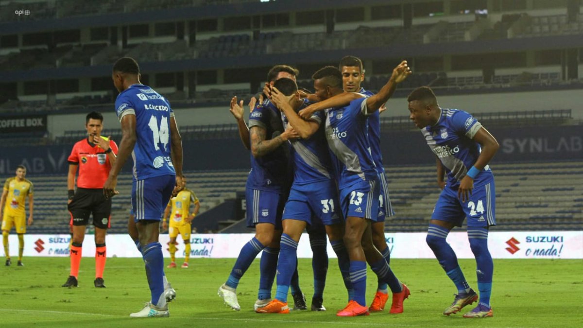 El Bombillo festejó el gol de Barceló que le dio el triunfo contra Delfín.