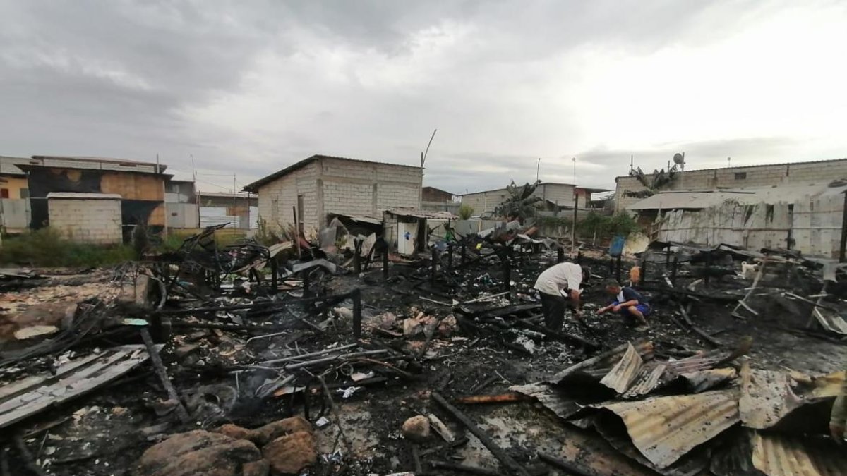 Los damnificados esperan que la situación se esclarezca, pero también piden ayuda, pues solo se quedaron con la vestimenta que llevaban.