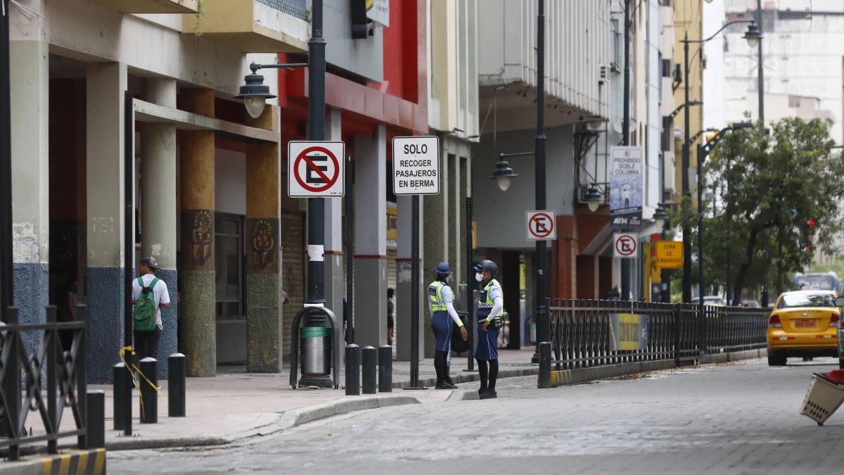Dos agentes de tránsito custodiaban la calle Víctor Manuel Rendón la mañana de ayer.