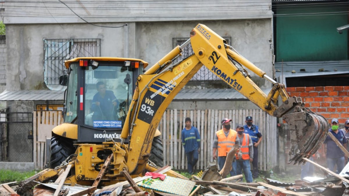 Una casa abandonada es demolida por pedido de los moradores, porque era usada por los delincuentes.