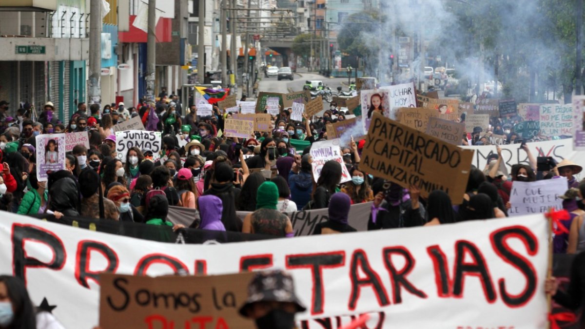 Imagen de mujeres que protestan con carteles durante una gran marcha en conmemoración al Día Internacional de la Mujer, hoy, por las calles de Quito.