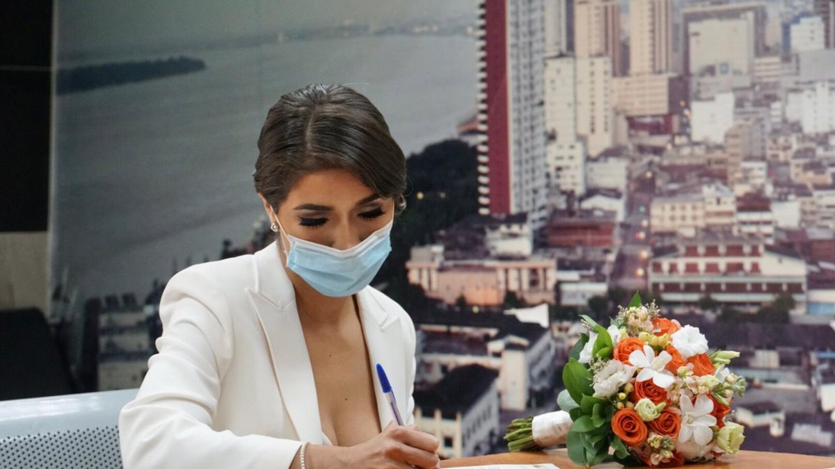 Durante el enlace civil respetó las normas de bioseguridad y usó mascarilla.