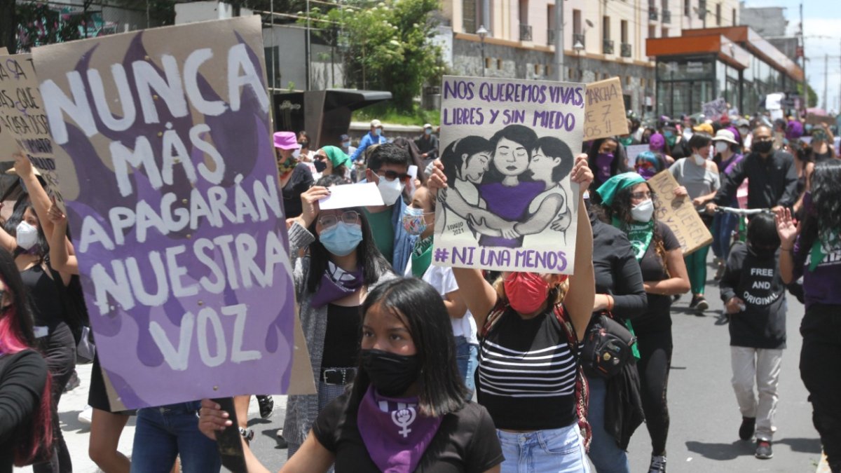 Imagen de mujeres protestan con carteles y una gran marcha en el Día Internacional de la Mujer, hoy, por las calles de Quito.