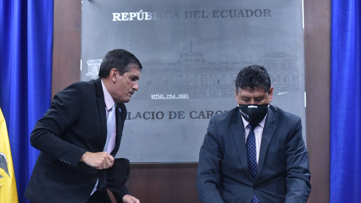 El general Edmundo Moncayo (i) está al frente del SNAI desde el 3 de junio de 2019, tras la renuncia de Ernesto Pazmiño.