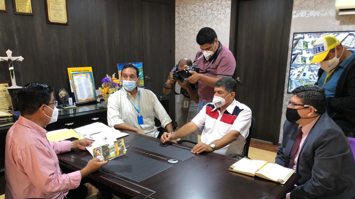 Arturo Espín, presidente de la fundación que lleva el mismo nombre, entrega las becas al alcalde de Daule, Wilson Cañizares.