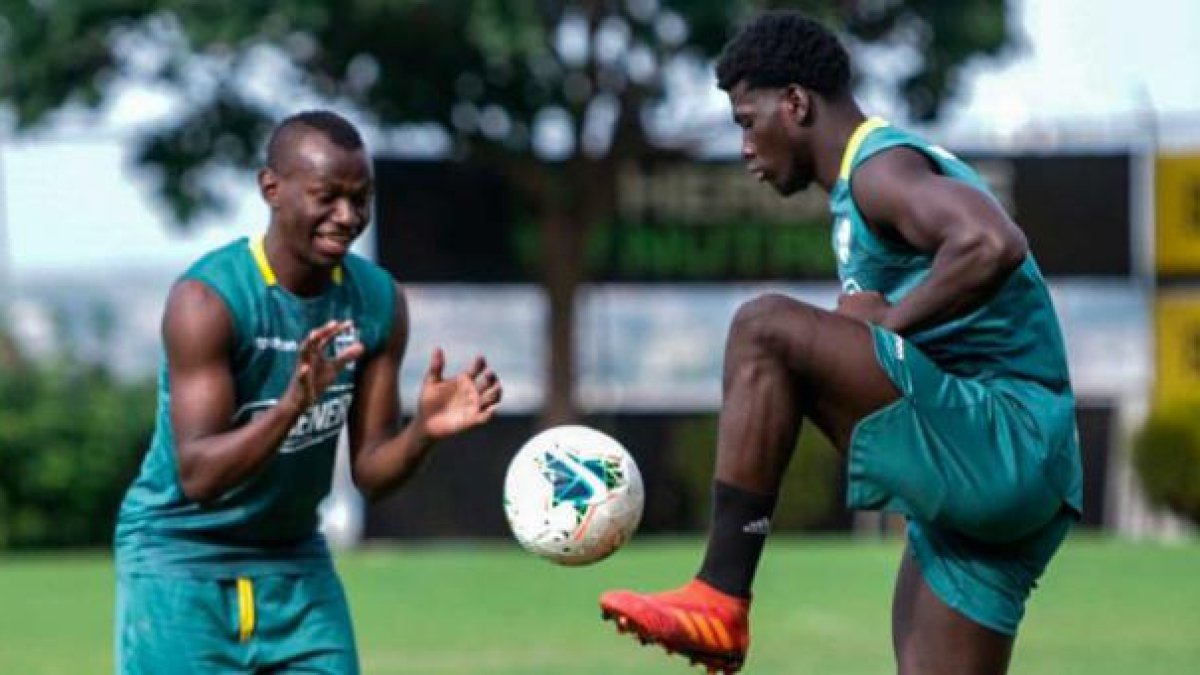 Sergio Quintero (d) sigue trabajando con Barcelona.