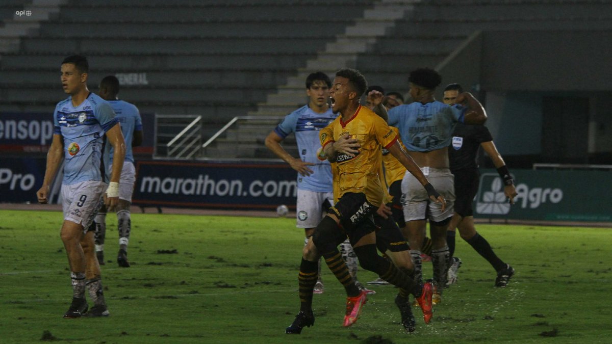 Byron Castillo está en su mejor momento deportivo, pero no tiene espacio en la selección. El presidente de Ecuafútbol dice que hay que “ser prudente” en este caso.