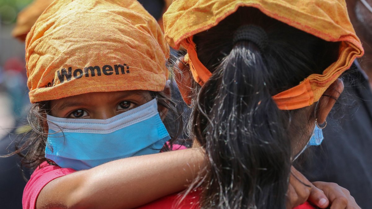 Una mujer y su hija asisten a una manifestación con motivo del 8M, este lunes en Colombo (Sri Lanka).
