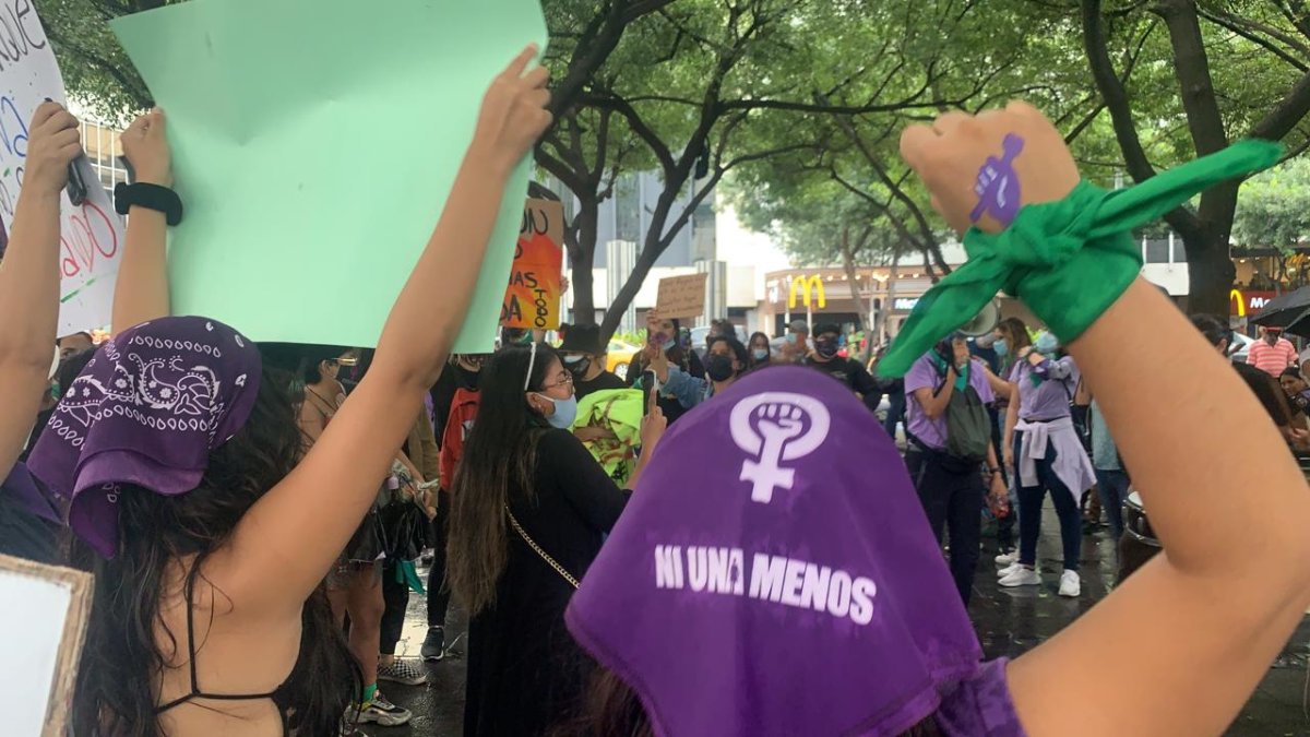 Colectivos feministas protestan por respeto de derechos de la mujer en la plaza San Francisco, en Guayaquil, este 8 de marzo.