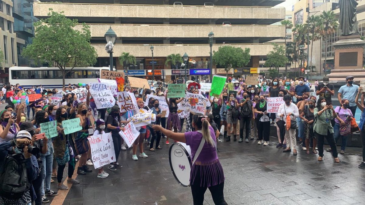 Plantón en la Plaza San Francisco de Guayaquil previo a la marcha de este 8 de marzo.