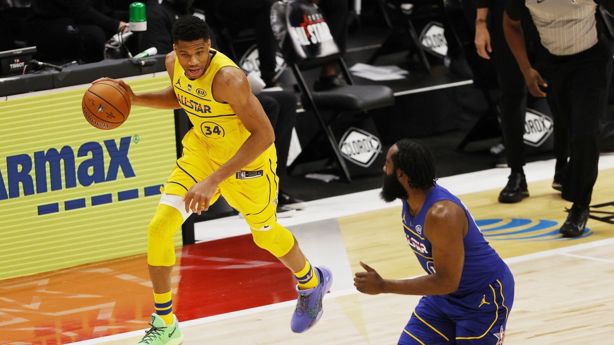 Estrella. Giannis (c) aportó 35 puntos, siete rebotes y tres asistencias.