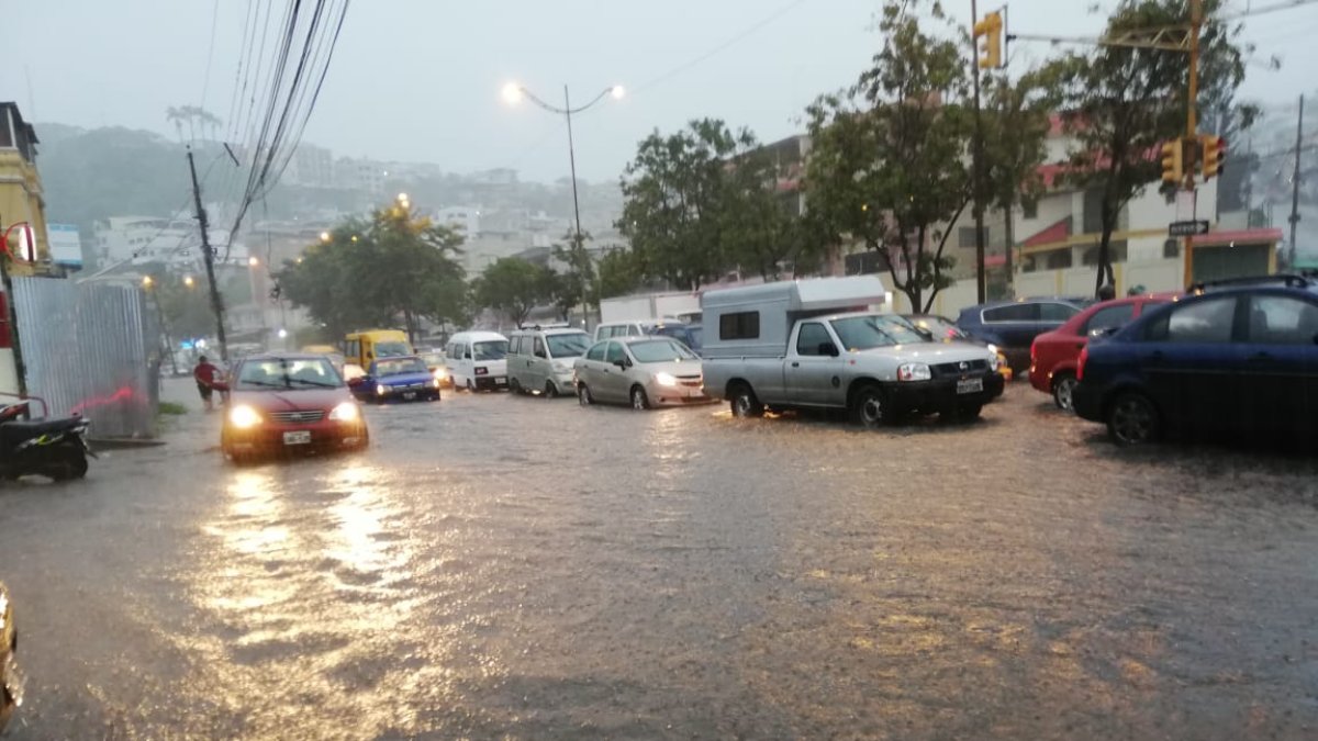 La acumulación de agua se evidenció en distintos puntos de la urbe.