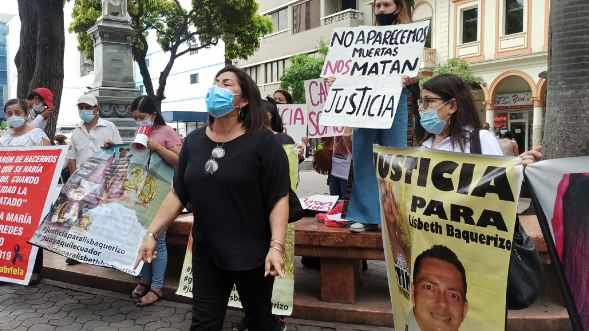 El plantón se realizó en los exteriores de la Fiscalía de La Merced.