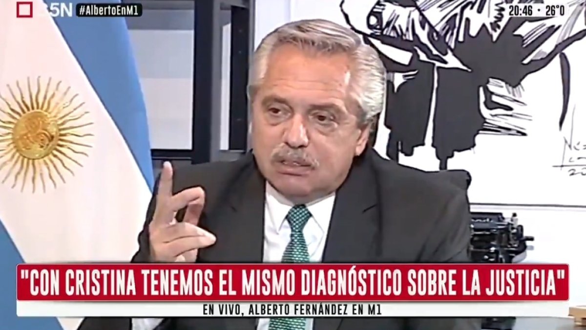 El presidente Fernández durante la entrevista al canal C5N.