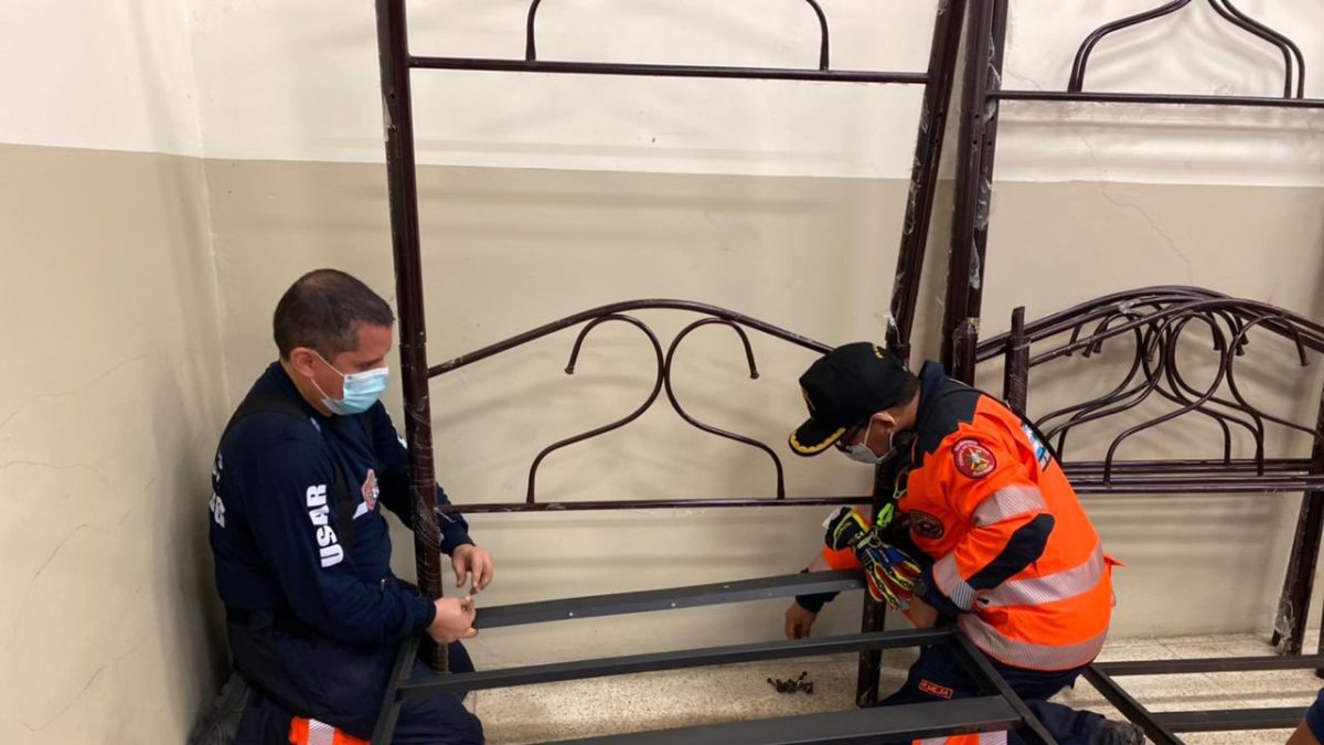 Personal municipal y del Cuerpo de Bomberos mientras ayudaban a equipar el centro.