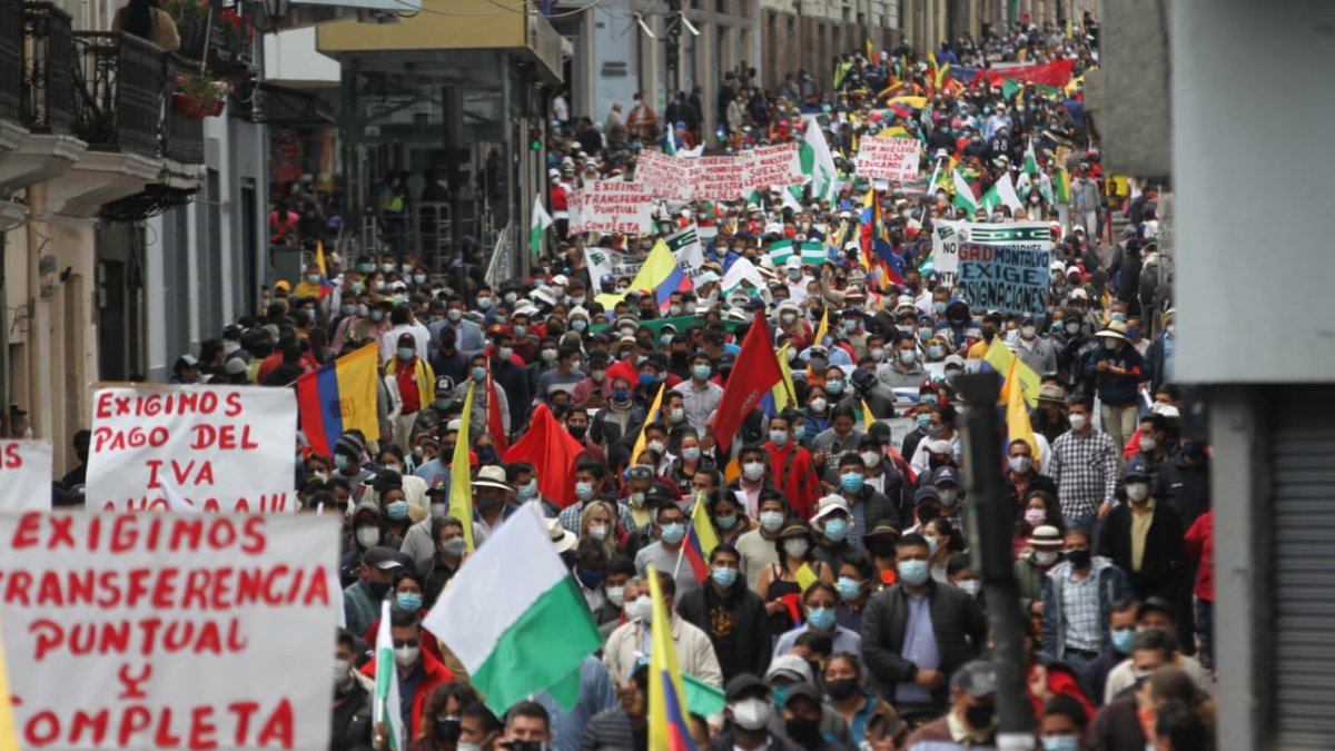 La marcha llegó a la altura de la calle Chile, uno de los ingresos a la Plaza de la Independencia, cerca de las 11:30.