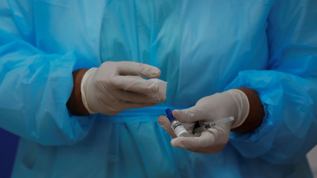 Farmacéuticas advierten de escasez de materias primas para vacunas anticovid.