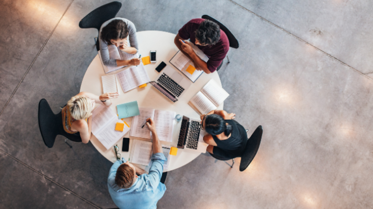 La UEES está considerada como una universidad de: alta calidad de enseñanza con metodología innovadora, ratios de empleabilidad altos.