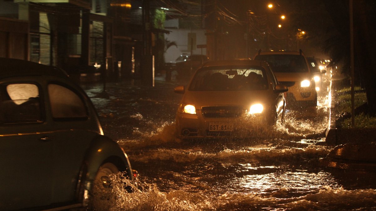 Varios carros sufrieron daños por la inundaciones en Guayaquil