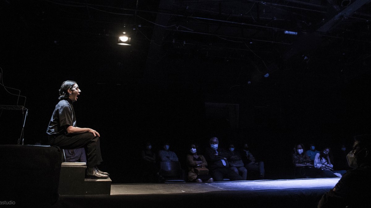 Escena de una de las obras presentadas en el Teatro Sánchez Aguilar, con las debidas restricciones de aforo y medidas de bioseguridad.