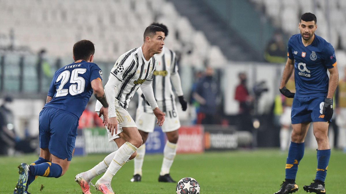 Cristiano Ronaldo (c) y su equipo, Juventus, fueron eliminados de la Champions.