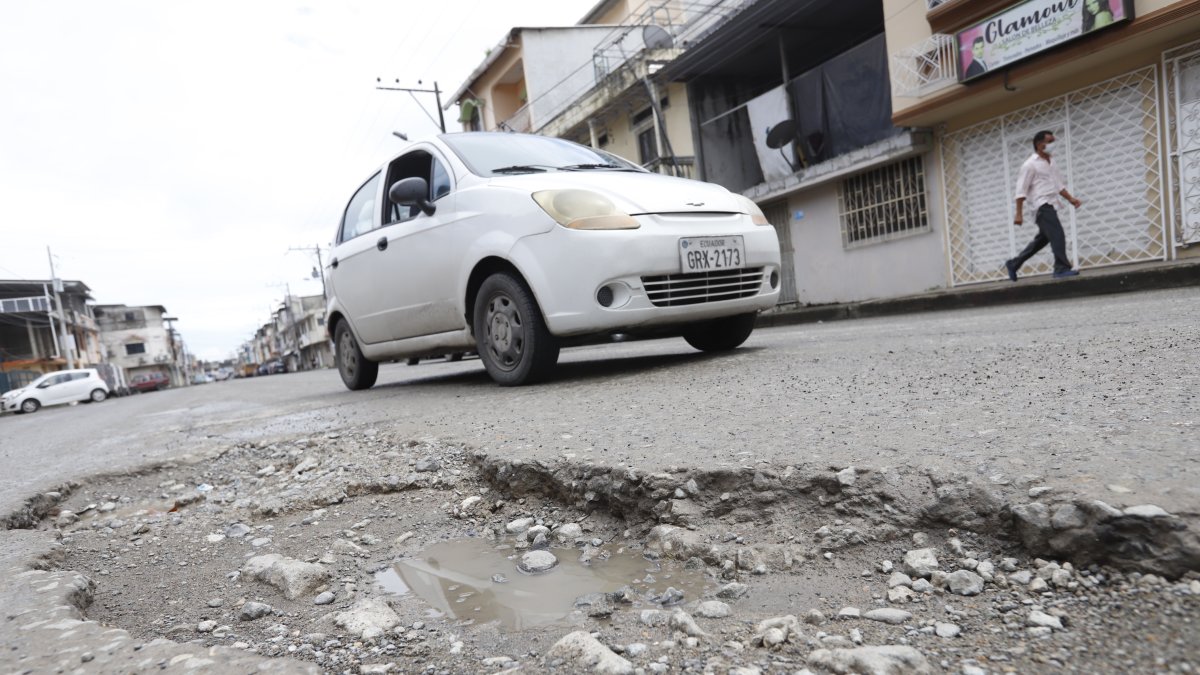 Cráteres. Salvo la calle donde está la Aerovía, el estado de las vías principales del barrio es como el que se muestra en la foto.
