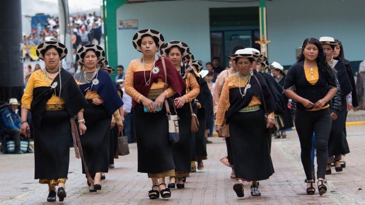 Ropa. Los saraguros mantienen su forma tradicional de vestir.
