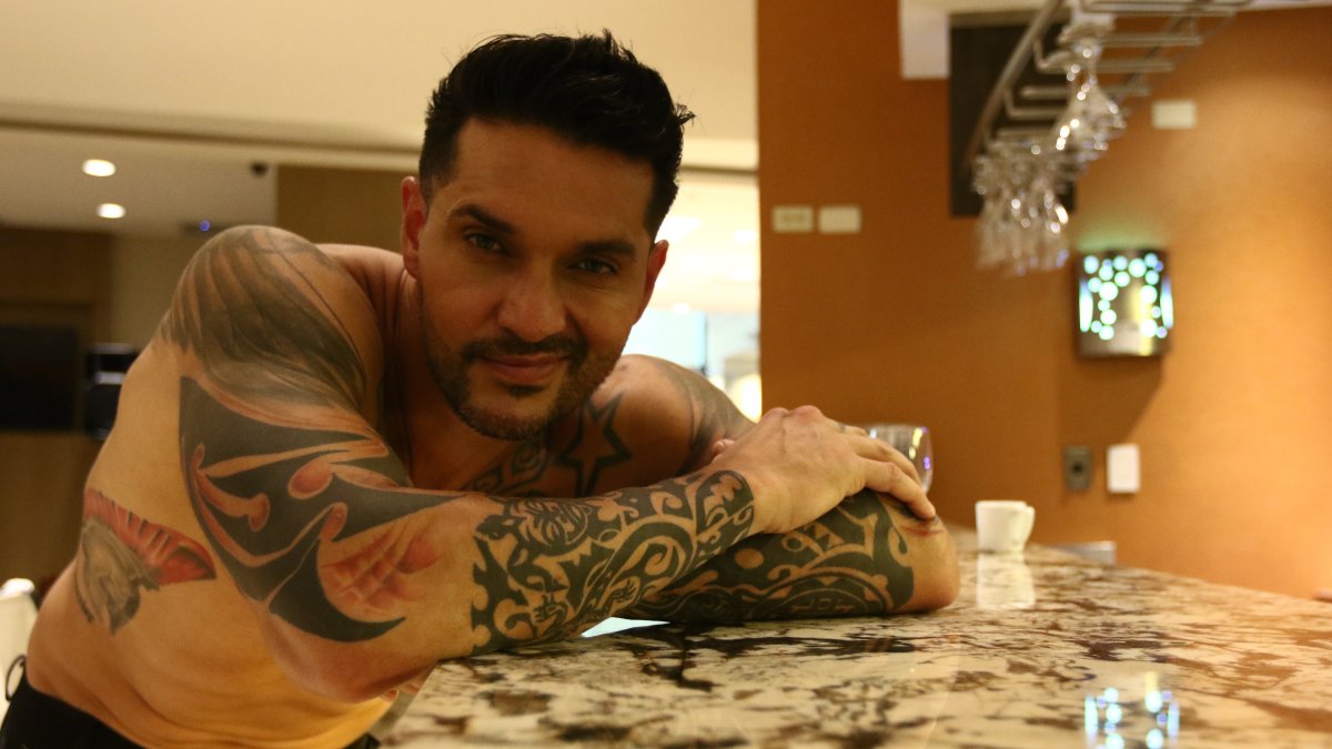 Tiene 39 años y un 35% de su cuerpo está tatuado.