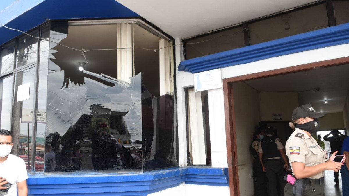 Parte de la fachada del Comando de la Policía en El Triunfo quedó destruida tras la expllosión.