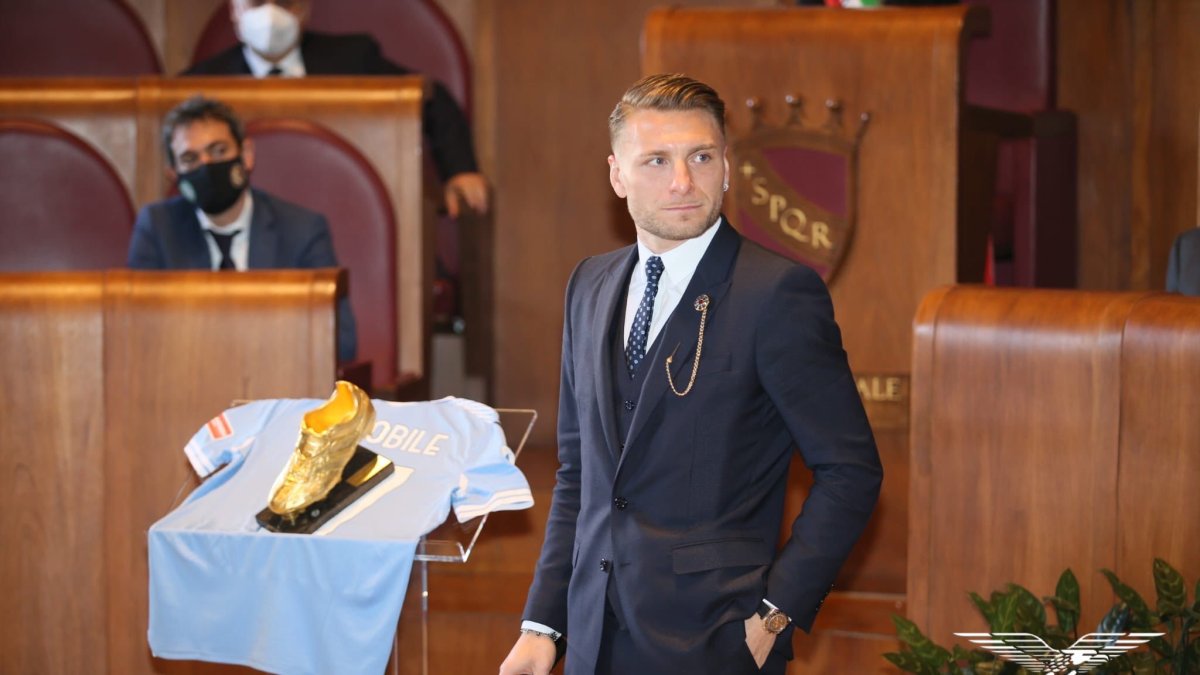 El jugador italiano recibió el trofeo Balón de Oro en una elegante ceremonia el Ayuntamiento de Roma.