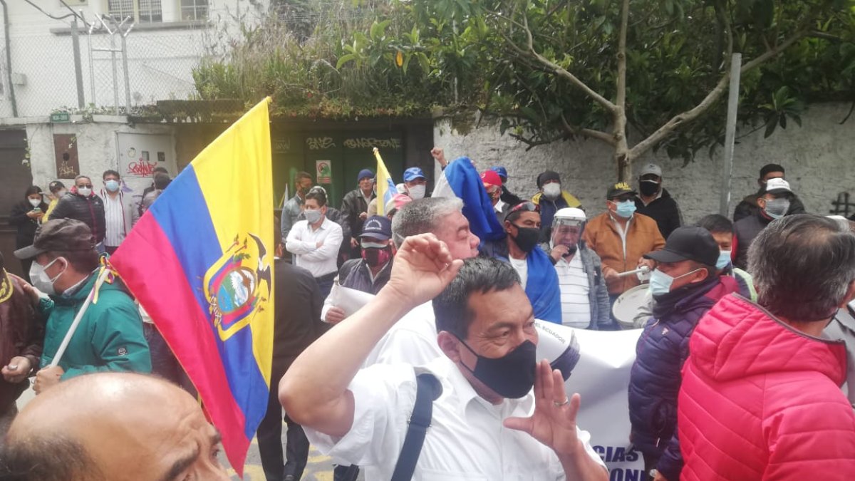Medida. Militares y policías se autoconvocaron en los exteriores de la Corte Constitucional que hoy analiza las demandas contra la ley del Issfa e Isspol.