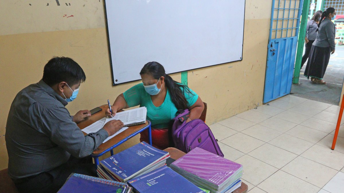 En los planteles educativos se reciben los portafolios y textos escolares.