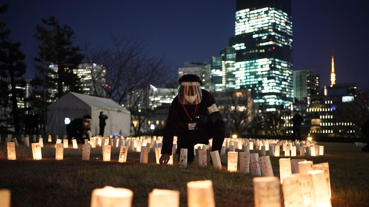 A un día del aniversario número 10 del gran terremoto, Japón prende velas por las víctimas.
