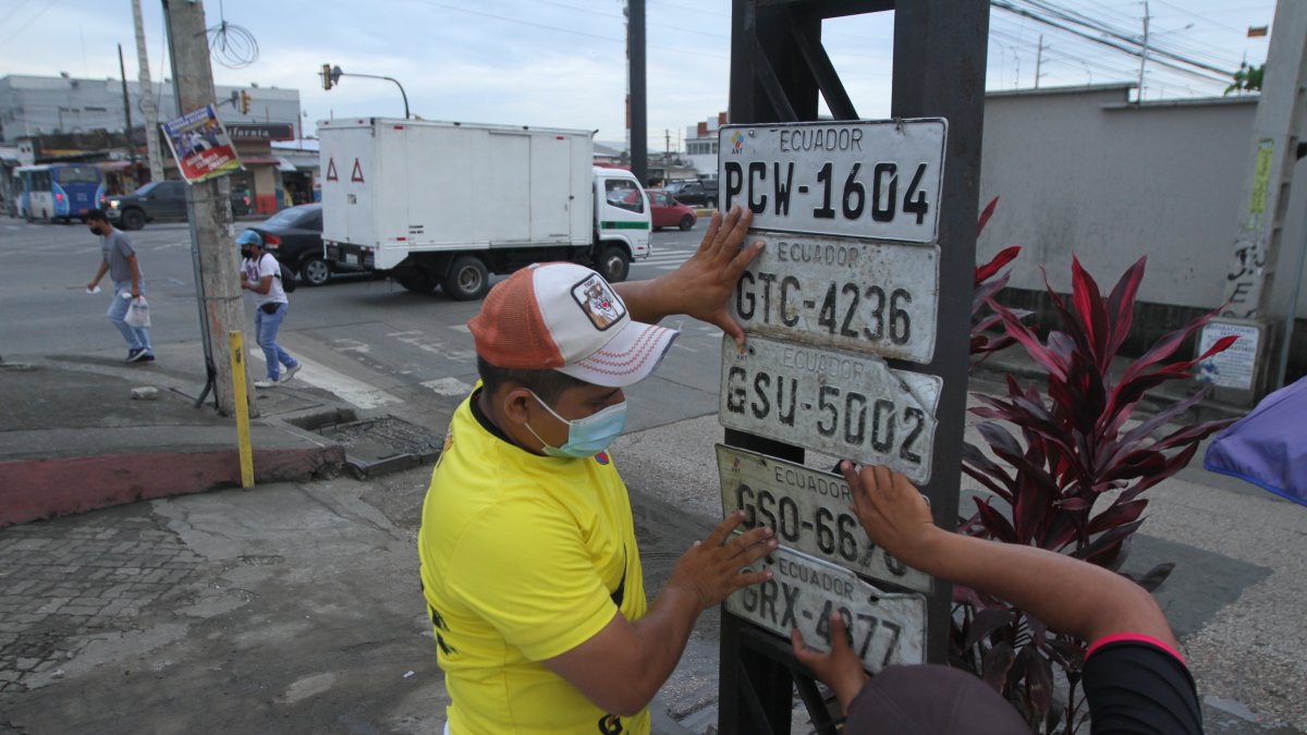 Hecho. Fuera del centro comercial Los Robles, en el kilómetro 4,5 de la vía a Daule, aparecieron más identificaciones vehiculares como efecto del aguacero del pasado lunes en la ciudad. 