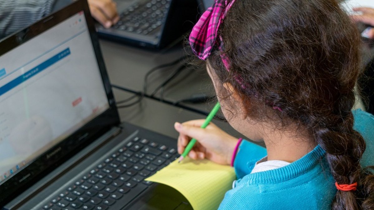 La iniciativa busca facilitar el acceso a productos de higiene femenina a niñas y jóvenes de escasos recursos económicos.