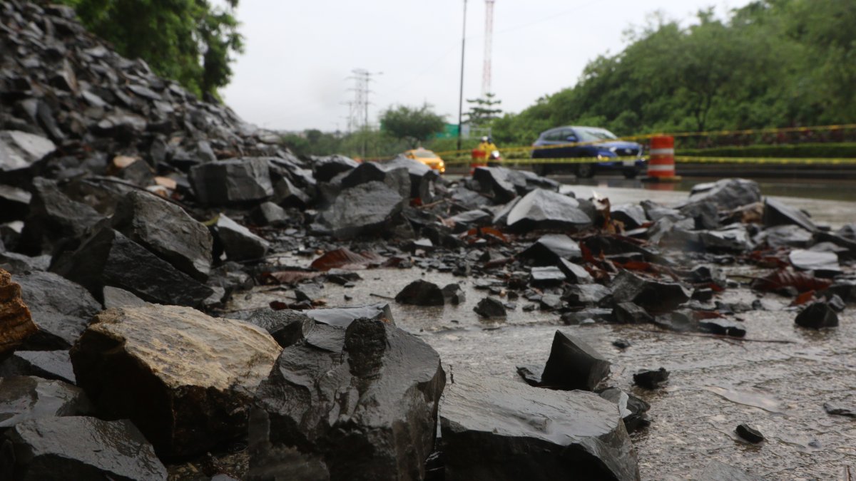 Material. A un costado de la avenida Modesto Apolo, al pie del cerro, se han formado lomas de rocas. Quienes circulan junto al daño relatan a este Diario que lo hacen con temor.