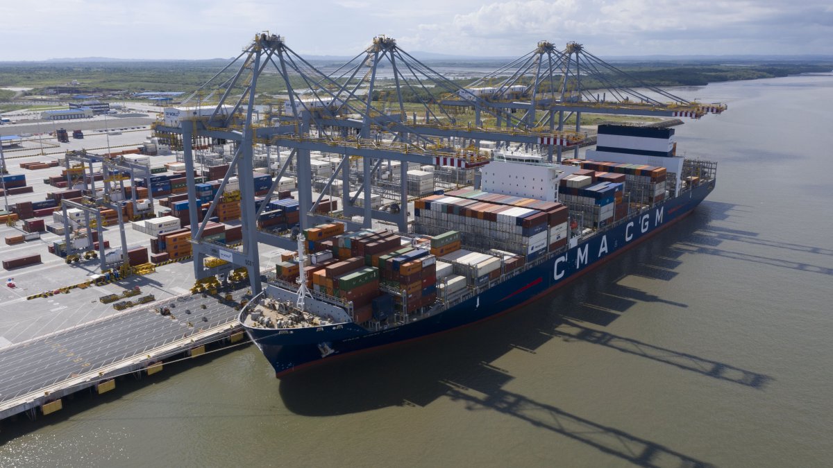 El buque de la línea CMA-CGM llevó el primer embarque.