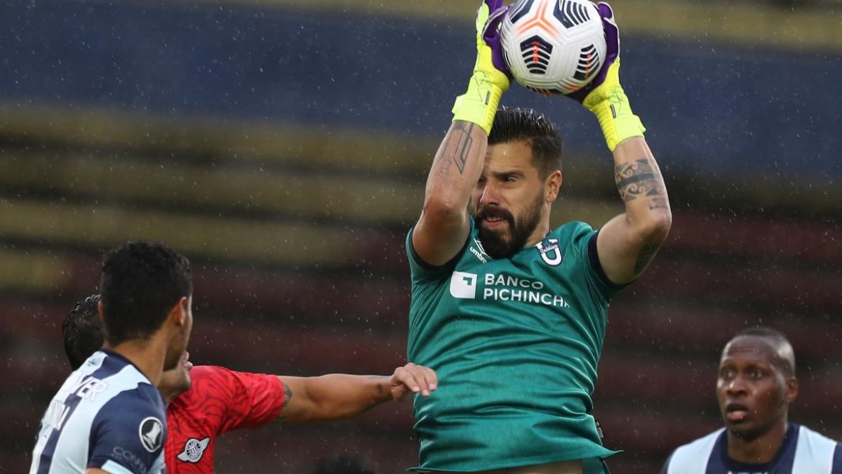 Hernán Galíndez, golero de la Católica, salvó varias ocasiones de gol para los camaratas.