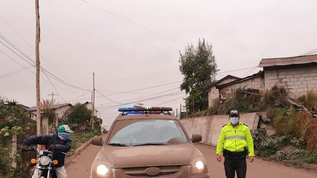 Patrullero de la Policía cubierto con cenizas, en la provincia de Chimborazo.