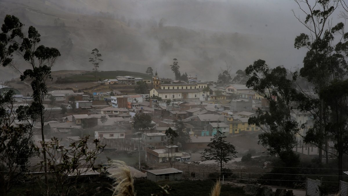 Vista de ceniza volcánica sobre los tejados de la población de Tixán, en la provincia de Chimborazo.