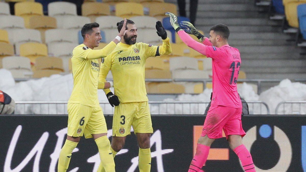 Los jugadores del Villarreal celebran luego de la victoria en Kiev.