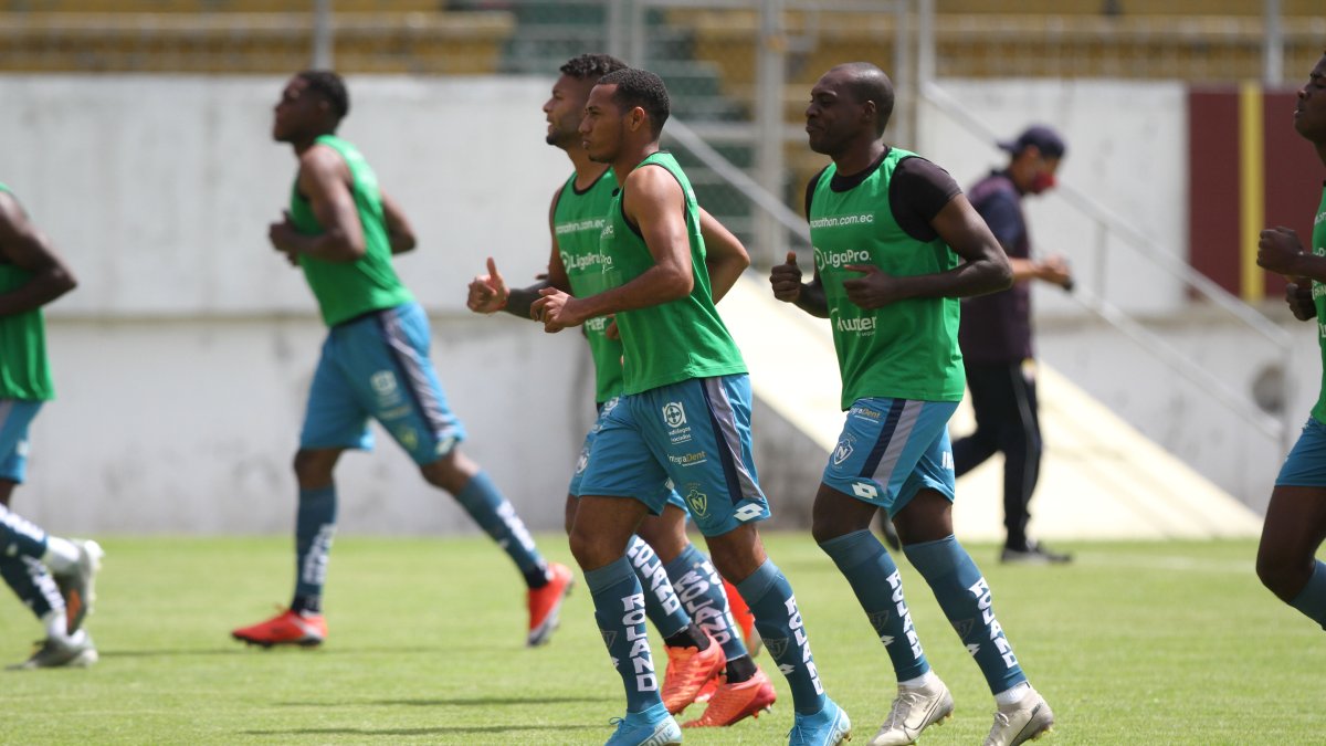Plantel. Pocos jugadores de la plantilla del año anterior quedan en El Nacional. Entre ellos se destaca el volante Ronald de Jesús (d).