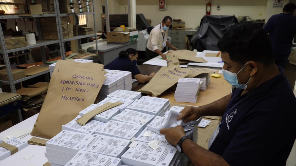 La imprenta de la Universidad de Guayaquil culminó ayer la impresión de las papeletas electoral para los comicios.