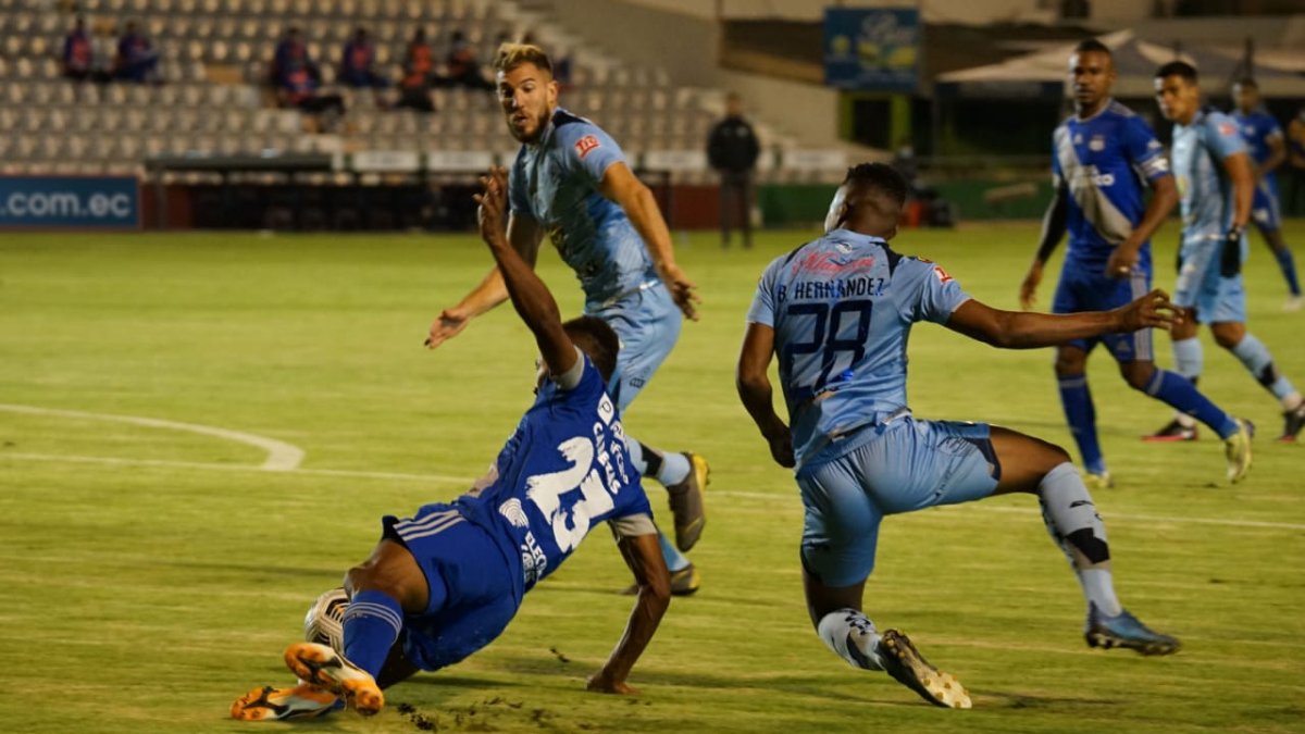 El partido entre Macará y Emelec resultó muy intenso, pero los errores arbitrales dañaron el espectáculo.