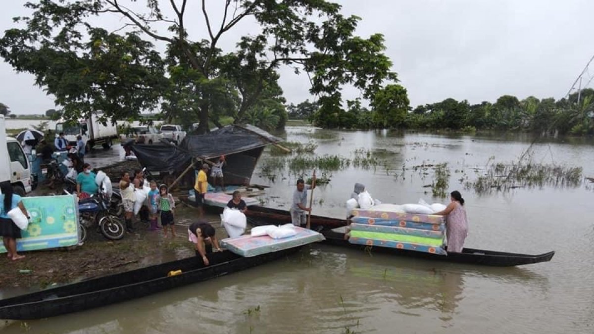 Transporte. En las comunidades más bajas de Los Ríos, la canoa sigue siendo su medio de transporte para llegar a casa.