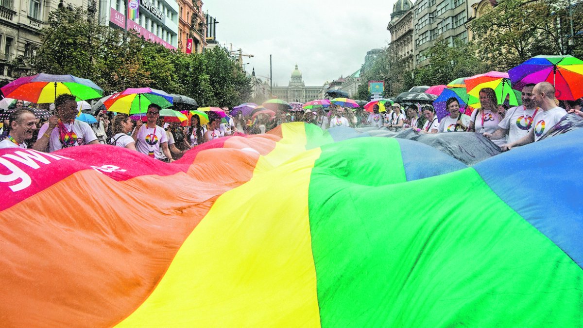 Imagen referencial: Una marcha de la comunidad LGBTI con la bandera de arcoíris.